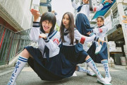 【画像】ストリートビューで『新しい学校のリーダーズ』みたいな珍ポーズの女子高生3人組が見つかる　→　無事ネットミーム化ｗｗｗｗ