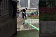 【動画】高校生、橋のわきにある配水管をダッシュで渡るw