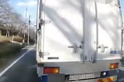 【動画】トラックドライバーさん、急な車線変更で事故を引き起こしてしまう・・・・・・・・