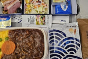 外国人「日本とアメリカの航空会社で機内食が違いすぎたよ…」