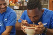 【ラグビーW杯】オールブラックス｢本場のラーメンうめえ｣ 南アフリカ代表｢本場の寿司うめえ｣ (画像)
