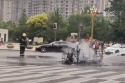 中華EV　衝突された衝撃で爆発炎上