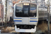 【衝撃動画】電車内でチー牛と金髪ヤンキーが大げんか → 怖すぎやろ・・・