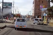 【新潟】イオンから急加速で飛び出してズドーン！してしまう高齢者の車。ペダルの踏み間違いか？