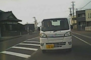 普通車に乗ってる奴って軽四や軽トラにブチ抜かれると悔しいの？