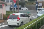【動画】フィット乗りさん、クラクション鳴らしまくって対向車を撃退する