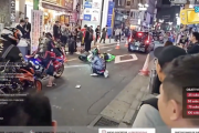 【悲報】ハロウィンの渋谷でウィリーしたバイクがタクシーに追突してしまう