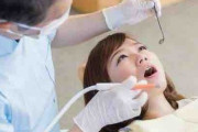 【虫歯】歯の治療中、目は「開けるor閉じる」どっち？現役歯科医にも、正直どう思っているか聞いてみた