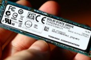 M.2 SSD「2.5インチSSDの数倍速いです。値段もちょっとしか変わりません。めっちゃ小さいです」