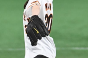 本田真凜がおさげ姿で人生初始球式「めちゃくちゃ緊張。反対に投げそうに」