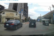 【悲報】ヤバすぎる運転のドライバー、撮影される。暑さで頭おかしくなったのか？
