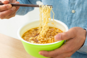 【食】カップ麺「後入れスープ」を先に入れてはいけない理由が思ったより深かった…メーカー広報が納得の解説