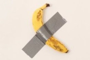 バナナが壁にダクトテープで張り付けられた高額アート、来場者に食べられてしまうというアクシデント勃発（アメリカ）