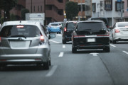 彡(ﾟ)(ﾟ)「なんやコイツ車間距離近すぎやろ・・・せや！」
