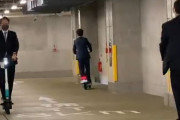 【動画】なぜ電動キックボードは免許不要であっさり規制緩和されてしまったのか‥‥→お偉方「お、これは快適！（駐車場ｽｲｰ」→法改正へ