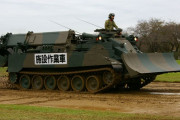 陸上自衛隊初の戦闘工兵車両「施設作業車」…1台でブルドーザとショベルカーの機能を持つ！