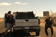 【衝撃】アメリカの警官、職務質問中にいきなり撃ち殺されてしまう（動画）
