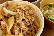 後輩「牛丼パクパク」先輩俺「スプーン使えば？ｗ」後輩「え？牛丼って普通箸じゃないですか？」