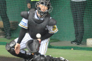 阪神ドラ５藤田がブルペンで必死の捕球、岩田は称賛