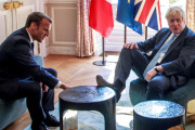 無礼かジョークか？　英ジョンソン首相、仏マクロン大統領との会談で机に足をのせる（画像あり）