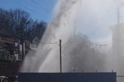 【インフラボロボロ】今度は埼玉県所沢市で水道管破裂！住宅街の道路から水が噴き出す