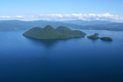 「洞爺湖は中に日本列島があるみたいだ」外国人と眺める世界の湖