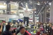 【中国上海】テスラのモーターショーで中国人女性が展示車の上に乗り大暴れ絶叫（動画あり）