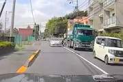 【動画】町田市でアホみたいな運転のプリウスが目撃される。