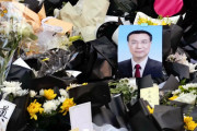 【私服警官も】 李克強前首相の旧居前、１万人超が自発的追悼…異例の規模に政権批判を警戒