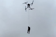 【動画】洪水に取り残された人を救助するDJIの大型ドローン。