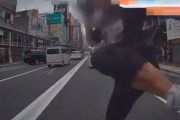 【悲報】信号待ちをしているだけでなぜか車を蹴られてしまう・・・