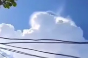 【動画】外国人「雲の中にエイリアンがいるのか？とっても不思議な現象だ」