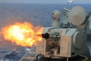 中国海軍の054A型誘導ミサイルフリゲートが模擬目標に近接武器システムを発射！