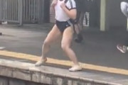 【悲報】あたシコおじさん、駅のホームに降臨してしまうｗｗｗｗｗｗｗ