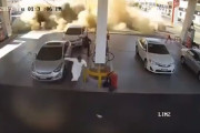 ガソリンスタンドの地下タンクが突如爆発、監視カメラがとらえた衝撃映像（サウジアラビア）