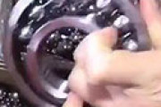 【動画】 ボールベアリングにどうやってボールを入れるのか知ってる？ 投稿動画に驚きの声ｗｗ
