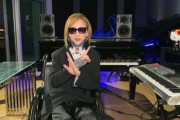 YOSHIKI、3度目の頚椎手術後初の生放送に車椅子で登場　ファンミで体調急変、途中退場