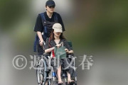 【画像】離婚した前田敦子、車椅子を利用し旦那に押させていたことが判明