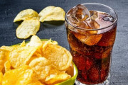 【デブ悲報】ポテチとダイエット・コーラを“同時”に摂ると脳に良くないらしいぞ！