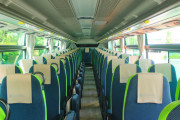 大型バスの車体変えずに席1列増、どう実現？ 限界打破した「13列64人乗り」登場