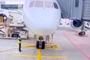 【動画】駐機中のルフトハンザ・ボーイング787-9の前脚が畳まれてしまう事故。