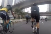 【動画】サイクルウェアの背中ポケットからスマホを盗まれてしまう自転車乗り(´･_･`)