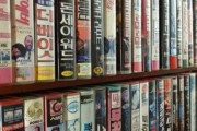 韓国人「90年代の町のビデオレンタル店の風景」