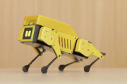 ミニサイズの四足歩行ロボットが「愛されるロボット犬」に…全長21cm、価格は4万9500円から！