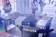 【動画】警官が投げた警棒で6歳の男の子が大怪我。その映像がひどい(´･_･`)