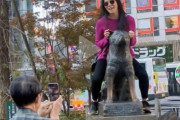 ハチ公像にまたがる外国人観光客、日本に対して無礼すぎると海外で批判殺到