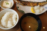 【画像】やよい軒の「さんまの塩焼き定食」(890円)、美味そう