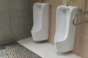 トイレの小便器の前に「一歩先へ」って書いてあったんだが