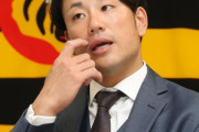 阪神・中谷、５００万減の２５００万円で更改　来季は愛妻のためにも「活躍しないと」