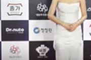 【動画】 人気女優さん、レッドカーペットでまさかの「ヌ一?゛ラ放送事故」に騒然